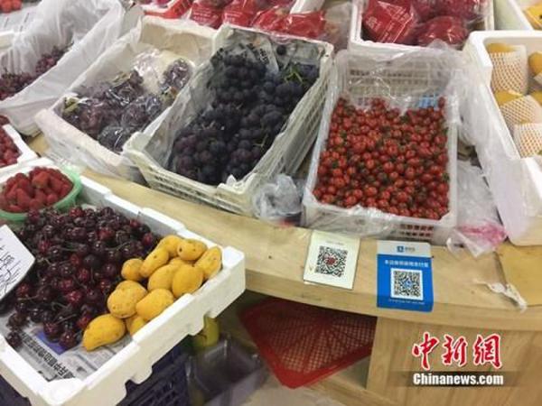 某水果攤，收款二維碼貼在顯眼位置。中新網(wǎng) 吳濤 攝