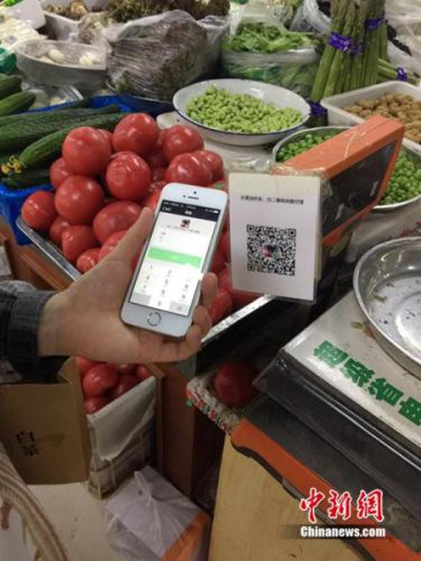 有顧客正在用微信支付結(jié)賬。中新網(wǎng) 吳濤 攝