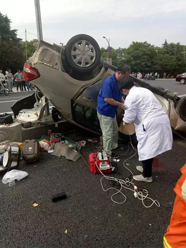 不值！小車四腳朝天司機(jī)身亡 死者只為偷幾罐奶粉