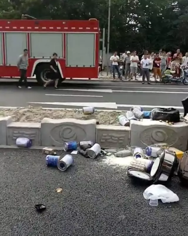 不值！小車四腳朝天司機(jī)身亡 死者只為偷幾罐奶粉