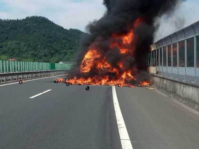 一車(chē)貨燒光 司機(jī)才知道車(chē)?yán)镉?00個(gè)滅火器