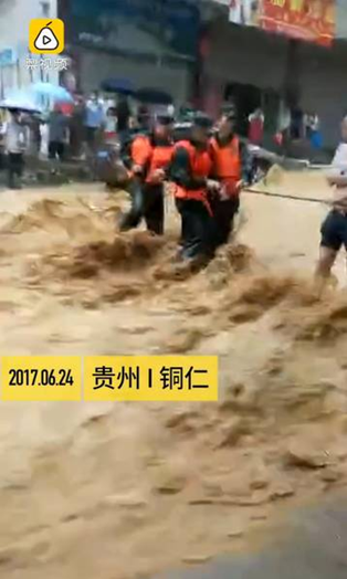 圖為6月24日,貴州銅仁多個區(qū)縣遭暴雨襲擊。