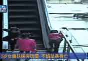 家長只顧低頭看手機(jī) 小女孩乘坐電梯手被門縫夾住