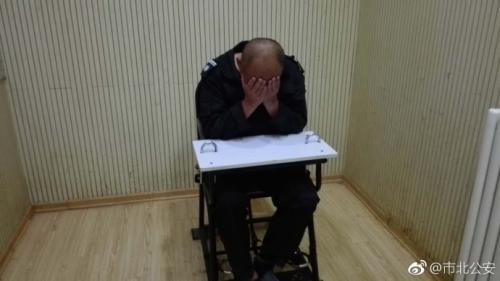  打人男子。圖片來源：青島市公安局市北分局官方微博