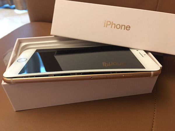 女子買(mǎi)iPhone 8才2天充電時(shí)就冒煙 直接用水澆手機(jī)