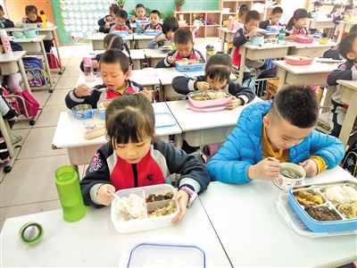 重慶一小學(xué)發(fā)好習(xí)慣手冊:吃飯時(shí)請長輩先坐