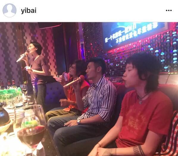 王菲母女跟李榮浩一起唱K，竇靖童的表情亮了