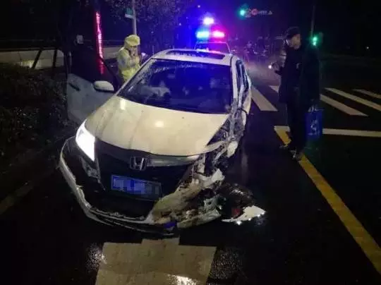 今天凌晨，杭州一對(duì)環(huán)衛(wèi)工夫婦被車(chē)撞進(jìn)錢(qián)塘江