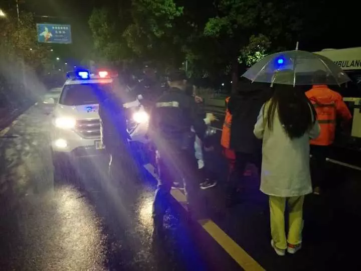 今天凌晨，杭州一對(duì)環(huán)衛(wèi)工夫婦被車(chē)撞進(jìn)錢(qián)塘江