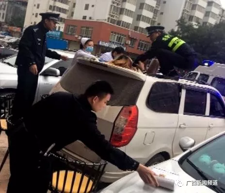 ▲女子跌落至一面包車車頂，民警和醫(yī)護人員將其救下。