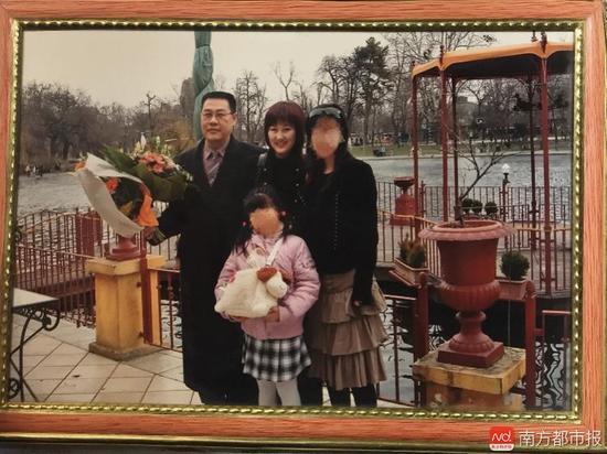 回國(guó)之前的張津華和王煥凱，兩個(gè)可愛(ài)的女兒，一家四口曾經(jīng)幸福的生活。