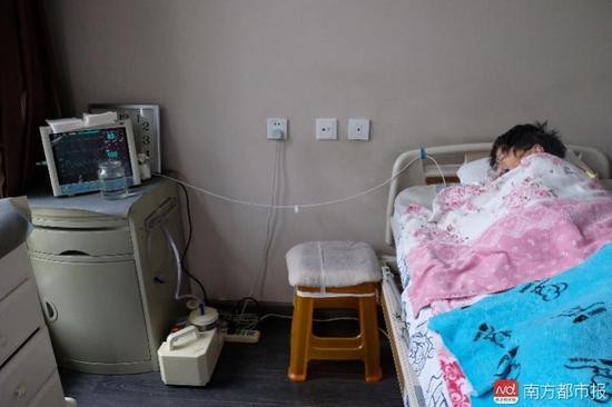 為了照顧張津華，家人把家里的房間變成了病房。氧氣管、心電圖、呼吸機(jī)、排痰機(jī)、鼻飼管、藥柜……（羅逸爵 攝）