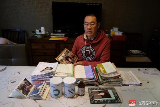 王煥凱及家人這些年照顧張津華做的護(hù)理記錄。（羅逸爵 攝）