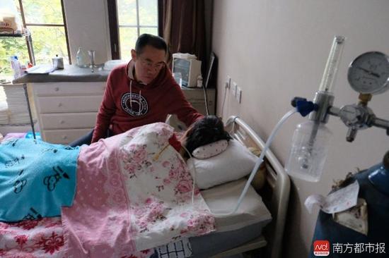 氧氣的轟隆聲，一刻不停地在這個(gè)家里“吵”了九年多。（羅逸爵 攝）