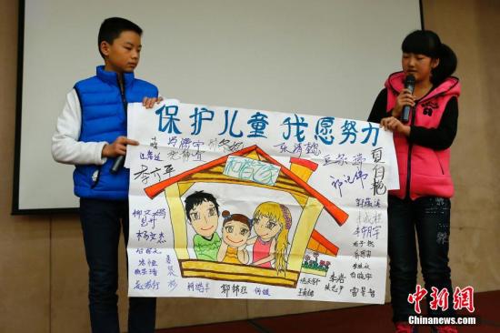 12月4日，由全國婦聯(lián)和聯(lián)合國兒童基金會在北京共同舉辦了“共同行動——停止對兒童暴力，促進(jìn)兒童保護”的主題宣傳活動。圖為活動兒童代表以繪畫的形式說出他們的心聲。<a target='_blank'  _fcksavedurl='http://www.chinanews.com/'>中新社</a>發(fā) 富田 攝