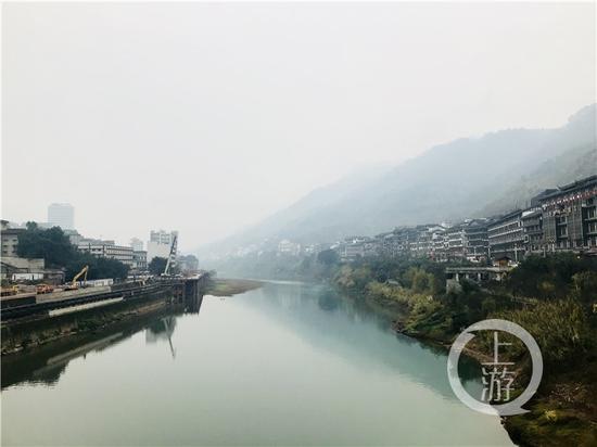 △赤水河兩岸的茅臺(tái)鎮(zhèn)有著超過2000家白酒經(jīng)營(yíng)戶。