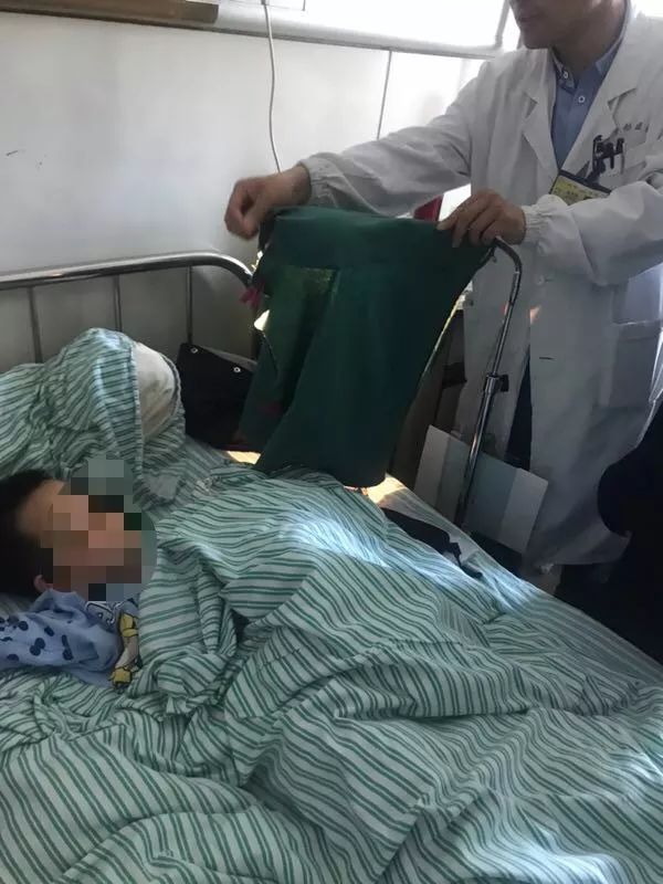 嚇哭！6歲男孩被夾斷手指 罪魁禍?zhǔn)拙故切７? oldsrc=