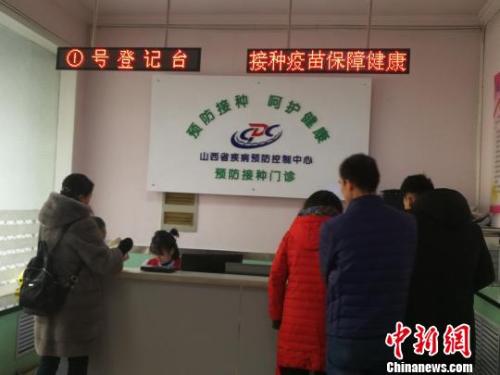 當(dāng)日，山西省疾病預(yù)防控制中心門診部擠滿了前來(lái)接種和咨詢四價(jià)宮頸癌疫苗的女性。 范麗芳 攝