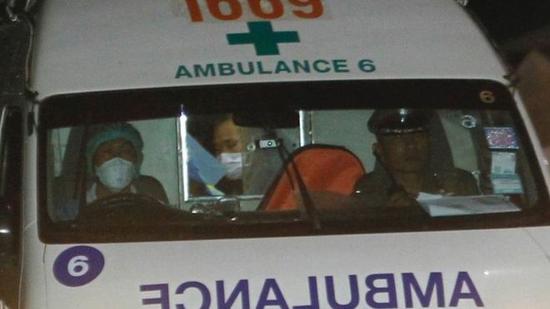 救護(hù)車帶著被救少年離開。（圖：EPA）