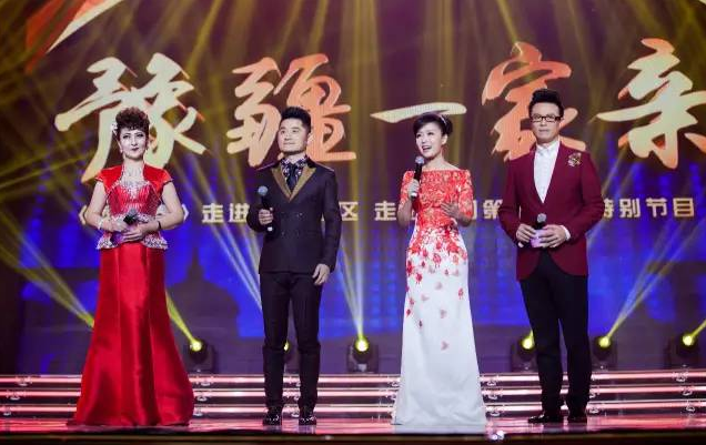 主持人：白燕升、龐曉戈、關(guān)楓、熱娜·古麗（從右到左）