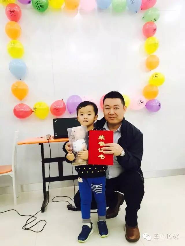 我是小小銀行家，來跟行長合個(gè)影哦