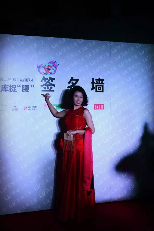 如奧斯卡頒獎(jiǎng)典禮的入場(chǎng)，讓現(xiàn)場(chǎng)嘉賓萬(wàn)眾矚目