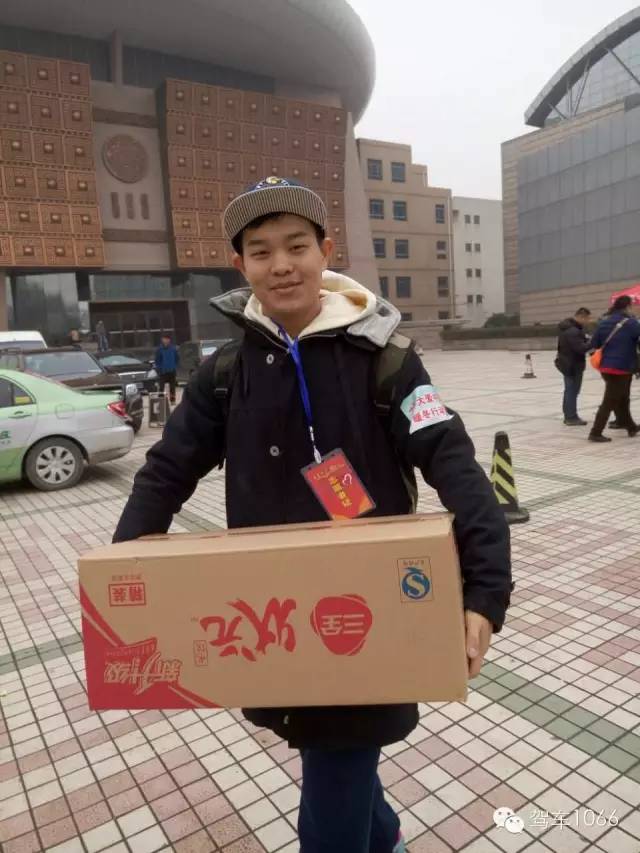 河南電臺1066主持人小澤，搬送愛心餃子。