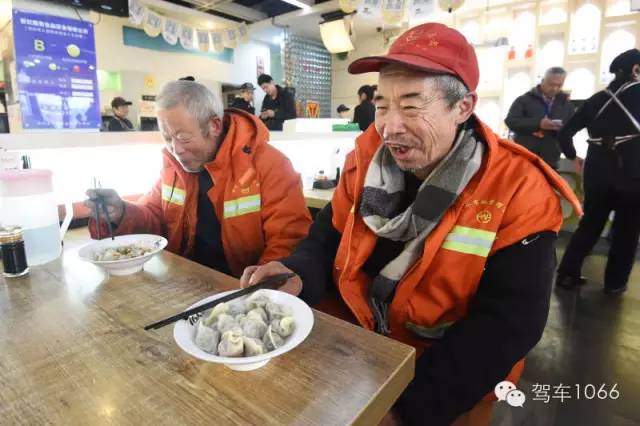 部分環(huán)衛(wèi)工在下班后來到76人老燴面吃到熱乎乎的餃子。