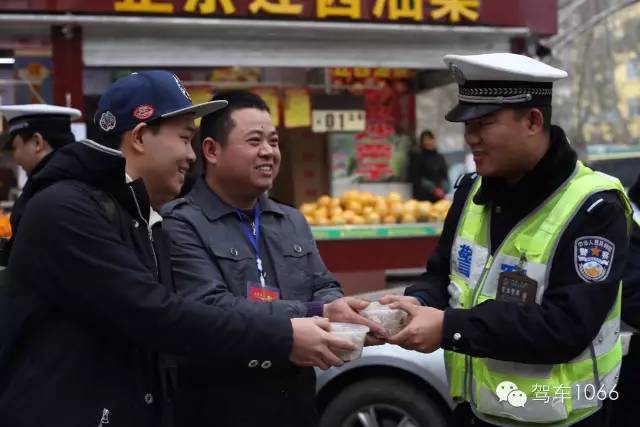 新華社攝影記者李博，也隨我們1066小分隊一路同行他也為我們記錄下了一幕幕溫暖的瞬間。