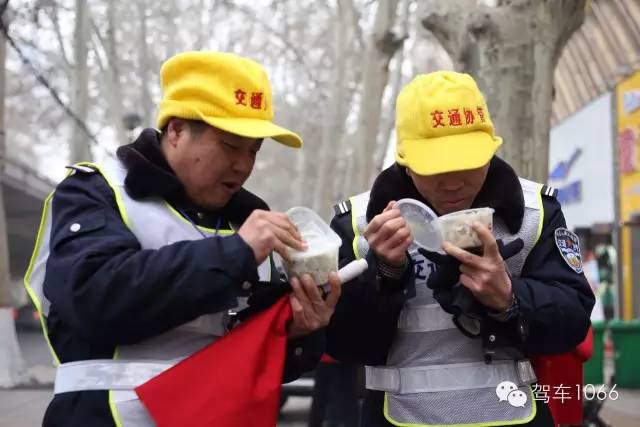 1066小分隊和志愿者來到金水路文化路，給這里執(zhí)勤的交警和協(xié)管送去暖心餃子。