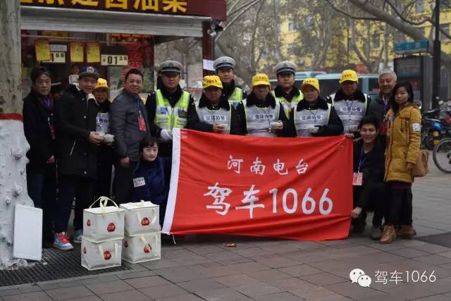 1066小分隊和志愿者來到金水路文化路，給這里執(zhí)勤的交警和協(xié)管送去暖心餃子。