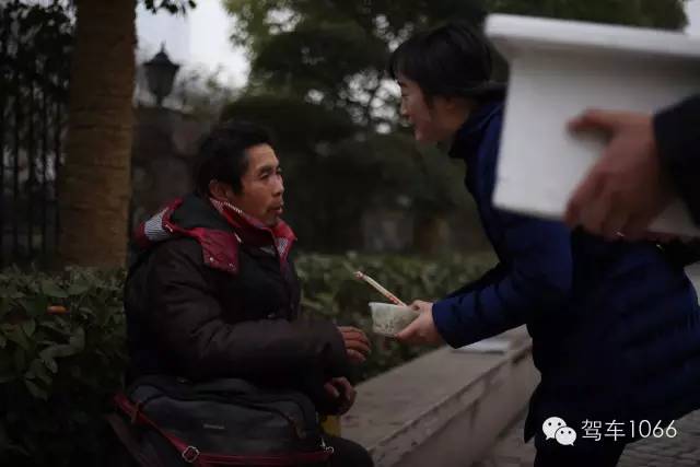 1066小分隊來到紫荊山（摩的司機、出租車司機、市民)，給他們送去餃子。