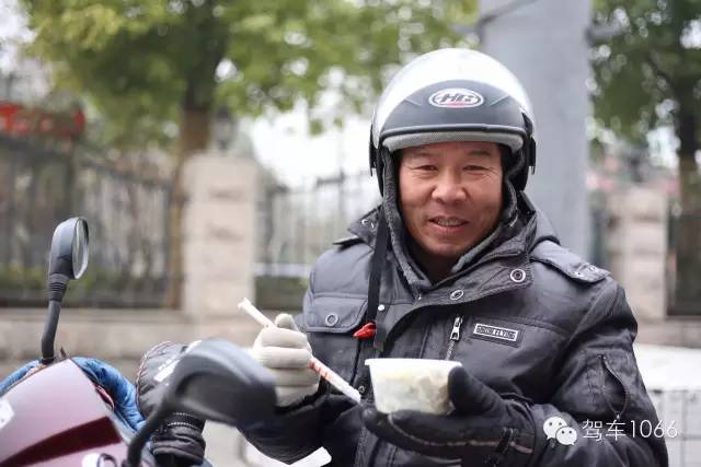 1066小分隊來到紫荊山（摩的司機、出租車司機、市民)，給他們送去餃子。