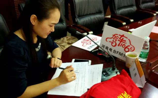 這一環(huán)節(jié)由我們1066的人氣美女主播子楊主持，認(rèn)真的子楊是不是超級美麗呢。