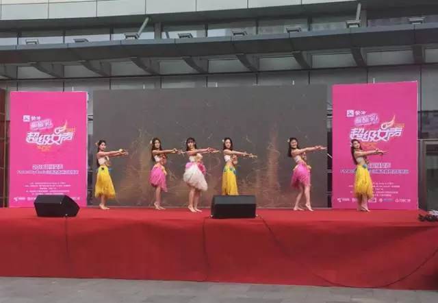 伴隨著舞蹈演員們的開(kāi)場(chǎng)，比賽在上午10點(diǎn)半正式拉開(kāi)序幕