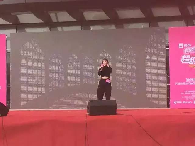 這pose一看就是在飆高音，猜猜看她唱的是哪首歌？