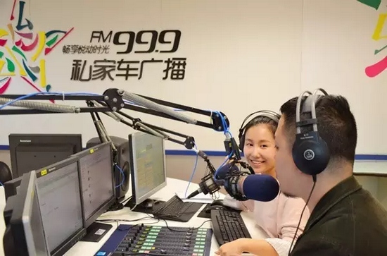 美女嘉賓來做客直播間，麥姐看莫非的眼神，嘖嘖，愛一個人是什么感覺？