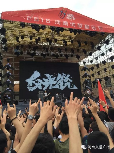 這么多朋友！默契的舉著一個手勢！