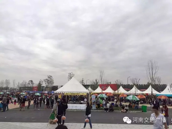 雖然天空已經(jīng)烏云密布，但大家的熱情絲毫不減！