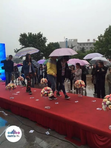 　　好友從屏幕后面走出來(lái)，他們特意從陜西、平頂山趕來(lái)為兩人送出祝福。