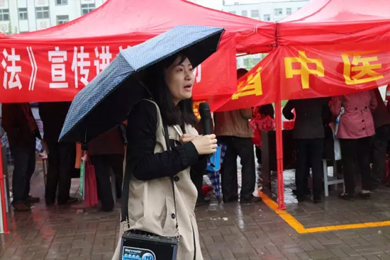 《健康河南》主播柳青也一直在雨中，不畏寒冷，引導(dǎo)大家排隊(duì)掛號(hào)，指路，排憂解難……