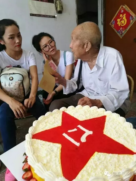 二姐們認(rèn)真聽老兵講抗戰(zhàn)的故事，老人年事已高，記憶都是轟炸！轟炸！轟炸！