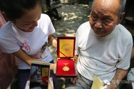 老兵聽不到我們?cè)谡f什么，今年98了。