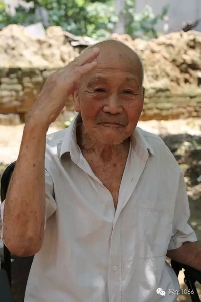 老兵身子骨不行了，九十多歲了……也許軍禮不那么標(biāo)準(zhǔn)了，但是這一幕還是感動(dòng)到了我們……
