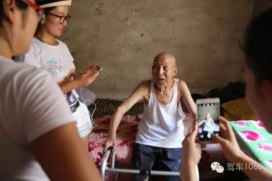 老兵老兵，你的勛章呢，國(guó)家給你的那個(gè)？