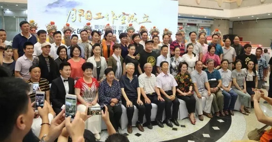 諸多藝術(shù)家和社會(huì)各界人士以及唐派弟子、戲迷到場(chǎng)祝賀