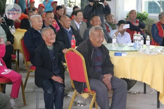 臺上展風(fēng)采，臺下笑開懷