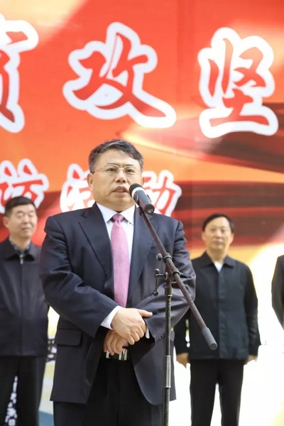 省委宣傳部副部長(zhǎng)、省新聞出版廣電局局長(zhǎng)朱夏炎宣布《打贏脫貧攻堅(jiān)戰(zhàn)》大型采訪活動(dòng)正式啟動(dòng)。