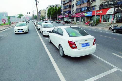 鄭州首創(chuàng)“內(nèi)嵌式”停車位長(zhǎng)啥樣？ 市民直呼沒(méi)見(jiàn)過(guò)