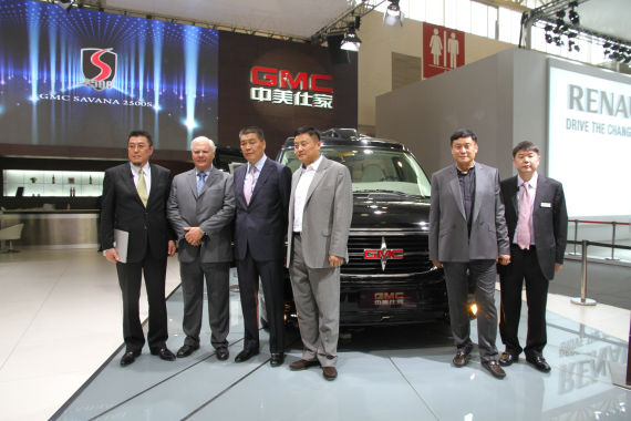 北京國際車展上，全新GMC S系列頂級(jí)商務(wù)車在亞太區(qū)首發(fā)。圖為企業(yè)領(lǐng)導(dǎo)與新車合影。